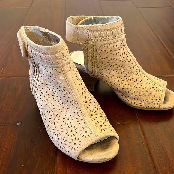 Girls heeled sandals EUC - Picture 1 of 4